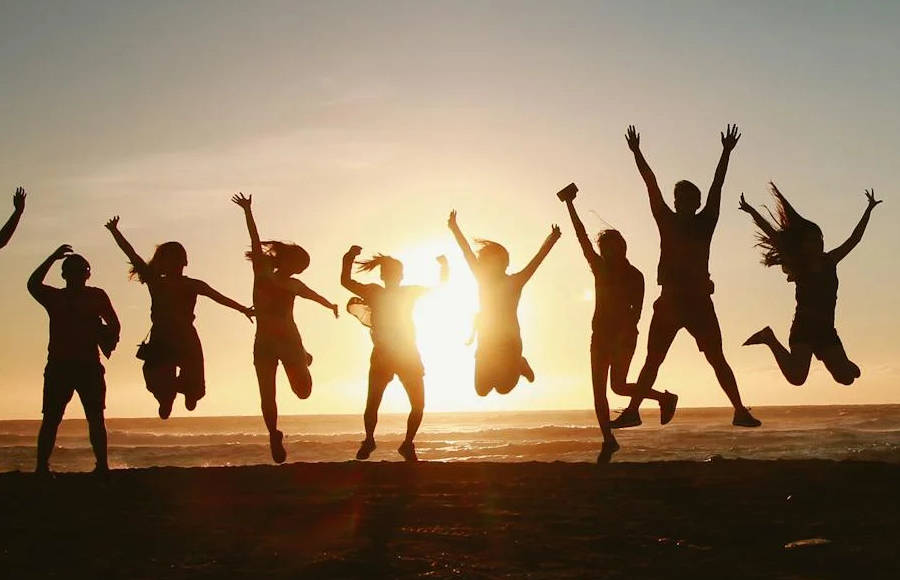 Menschen springen in die Luft