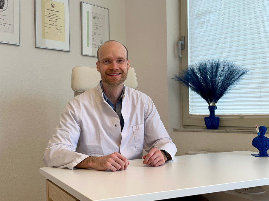 Dr Böttcher an Schreibtisch Dr. Böttcher an Schreibtisch